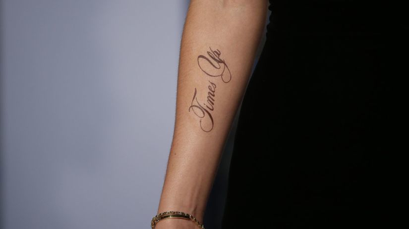 Tetovanie herečky Emmy Watsonovej na predlaktí.
