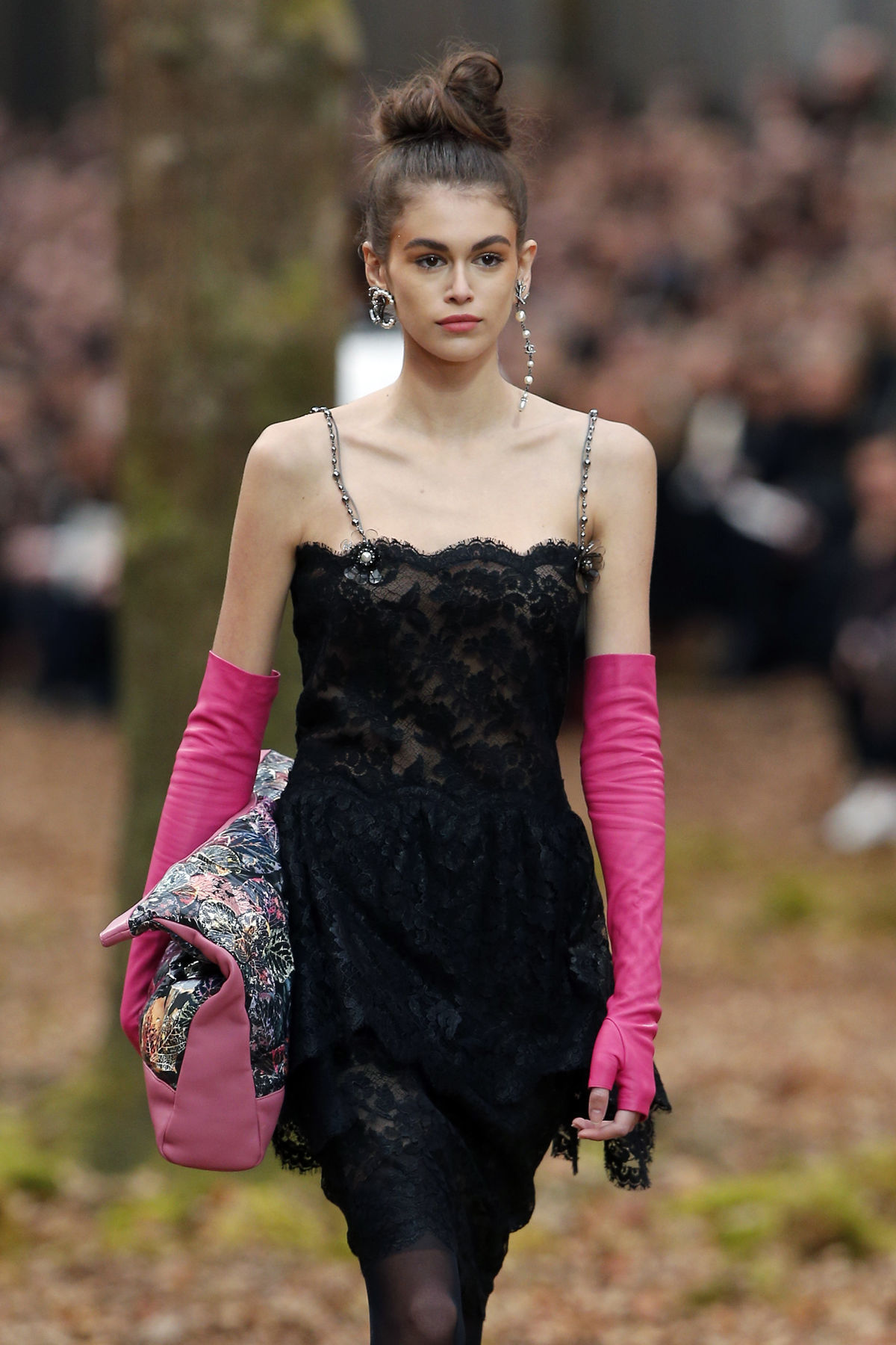 Modelka Kaia Gerber predvádza kreáciu z...
