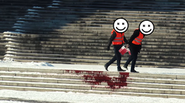 V mestách sa objavili krvavé tričká, v Košiciach vyliali pred magistrátom umelú krv