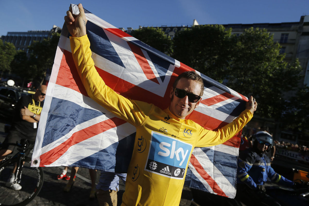 Bradley Wiggins oslavuje triumf na Tour de...