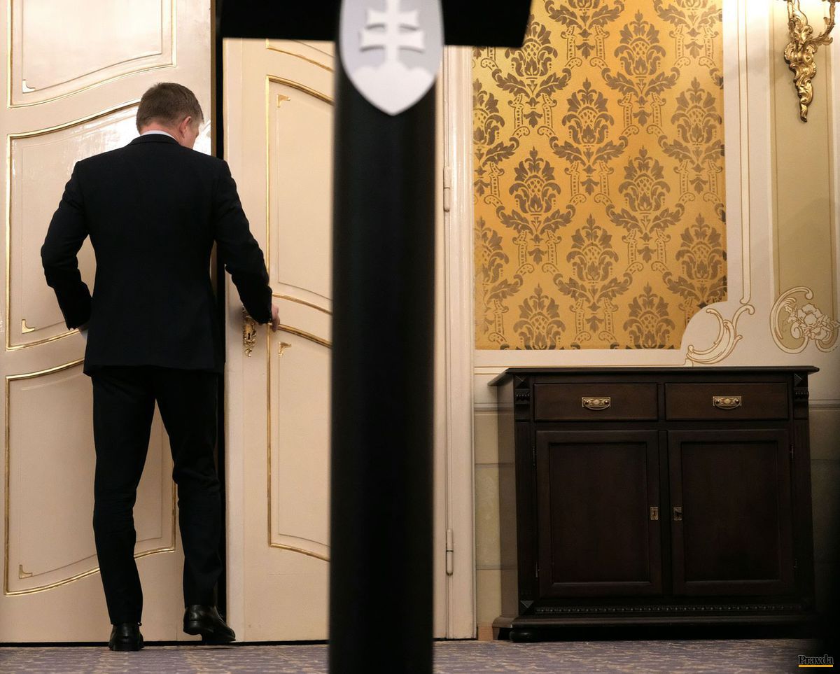Premiér Robert Fico (Smer) odchádza z tlačovej...