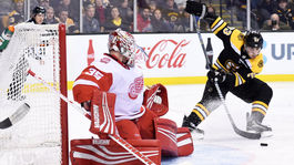 Chára a Jurčo víťazne, žiaril päťbodový Marchand