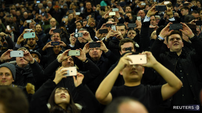 Fanúšikovia so smartfónmi pri nástupe hráčov v...