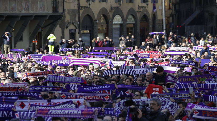 Fanúšikovia Fiorentiny na pohrebe Davide...