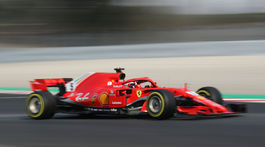 V stredu Ricciardo, vo štvrtok Vettel. Hamiltonovi konkurenti lámu rekordy