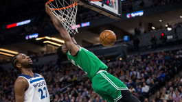 Ovácie vystriedalo ticho. Basketbalista Bostonu po smeči dopadol na hlavu