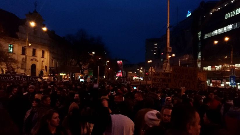 Zaplnené Námestie SNP v Bratislave.