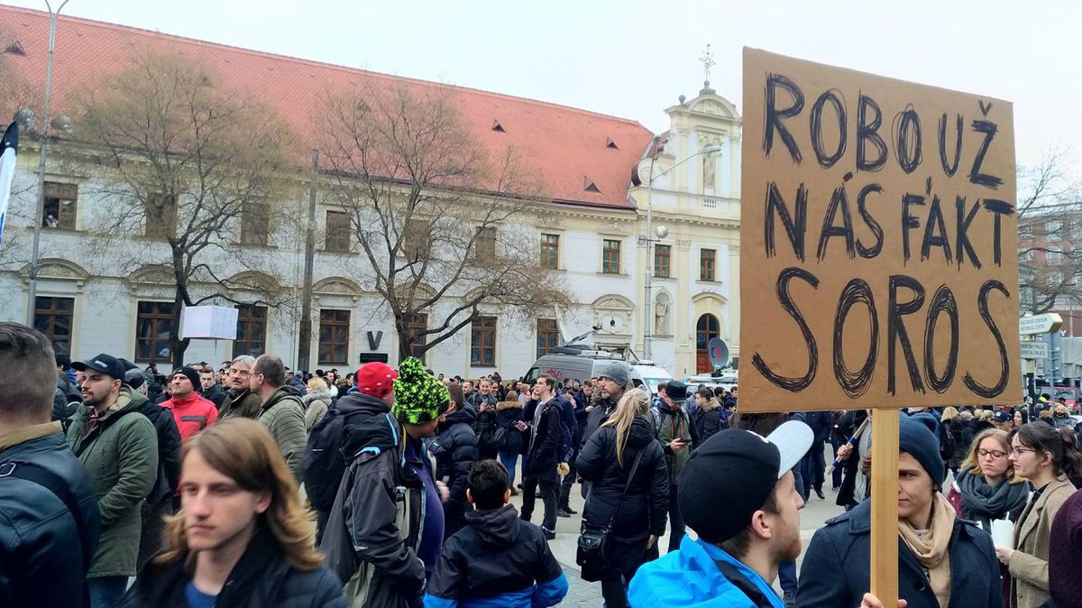 Transparent na námestí SNP naráža na slová...