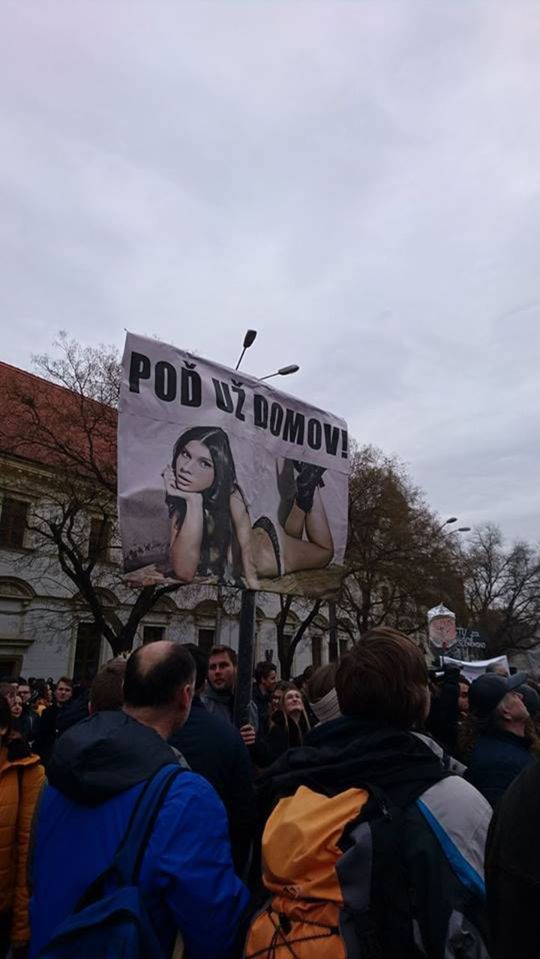 Transparent vyobrazuje hlavnú štátnu radkyňu...