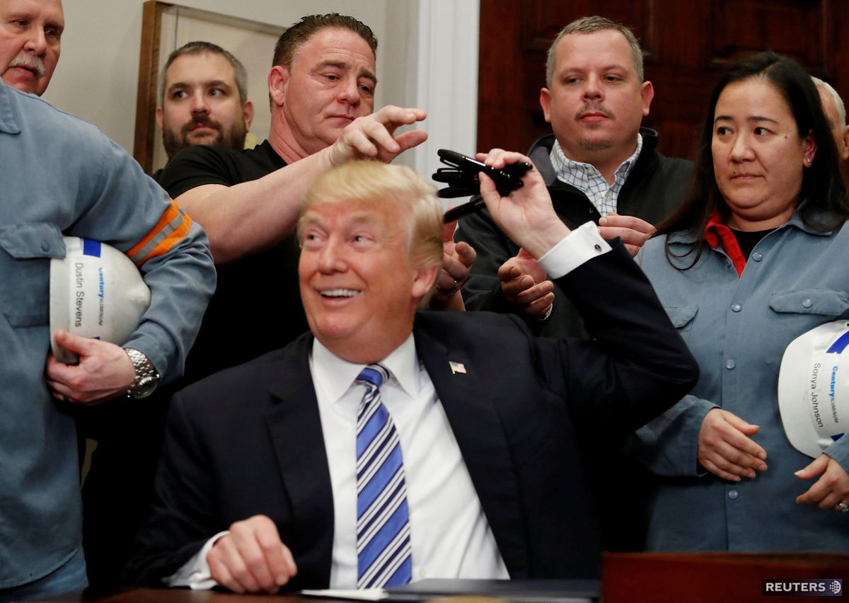 Americký prezident Donald Trump po podpise...