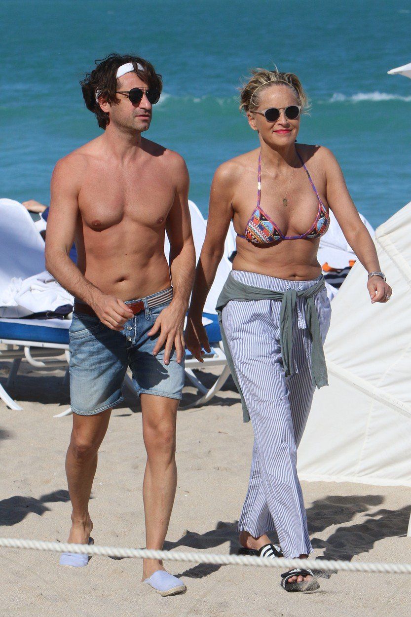 Sharon Stone so 41-ročným talainskym...
