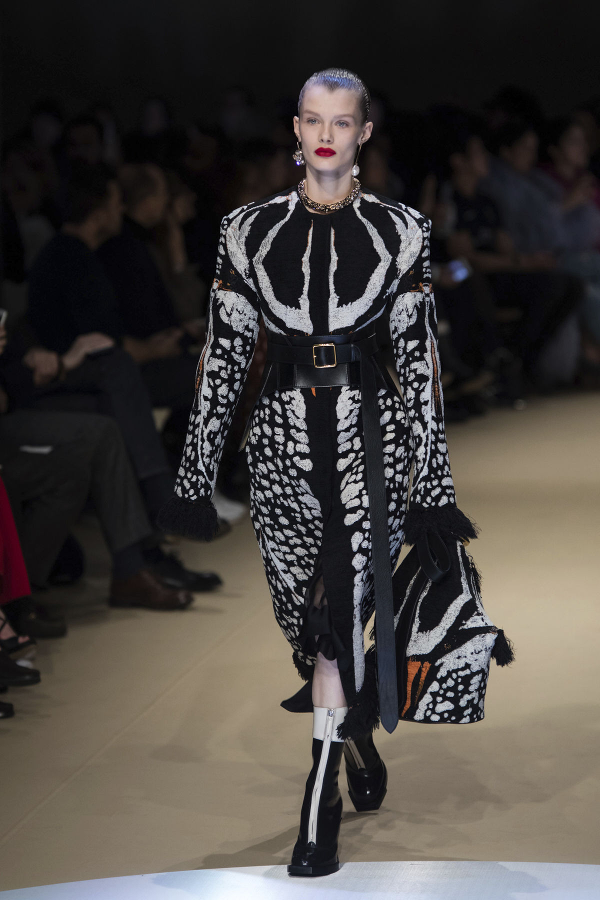 Modelka v kreácii značky Alexander McQueen - v...