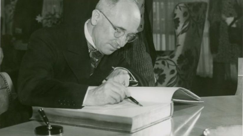 Edvard Beneš podpisuje návštevnú knihu na...