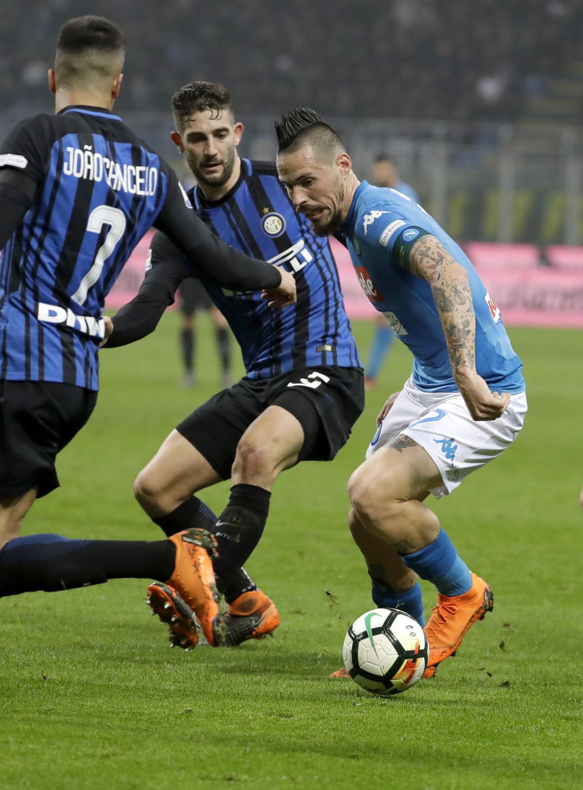 Kapitán Neapola Marek Hamšík v súboji s...