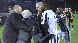 Mak sa tomu prizeral. Prezident PAOK-u vtrhol na ihrisko s pištoľou