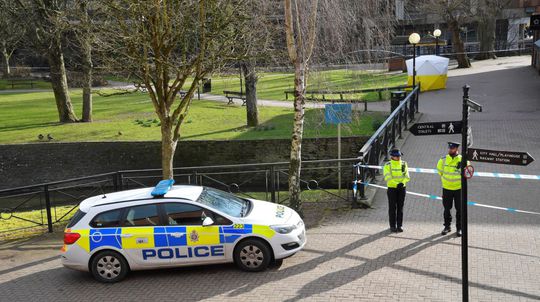 V Británii pátrajú po mužovi podozrivom z utorkovej vraždy troch žien