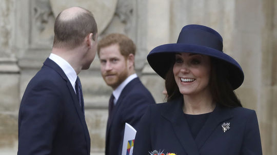 Princ William a Kate prichádzajú do...
