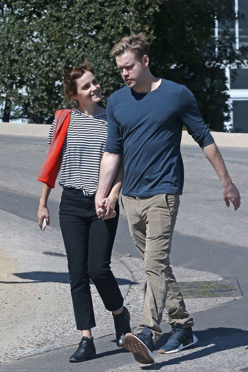 Herečka Emma Watson a herec Chord Overstreet...