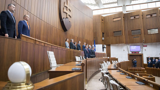 Poslanci NR SR držia minútu ticha za...