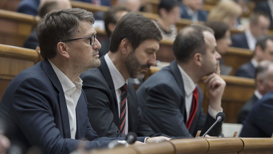 Na snímke poslanci NR SR zľava Marek Maďarič,...