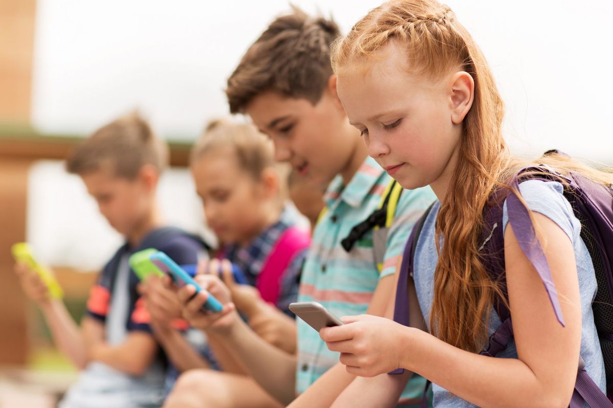 deti, mobil, sociálna sieť, Facebook