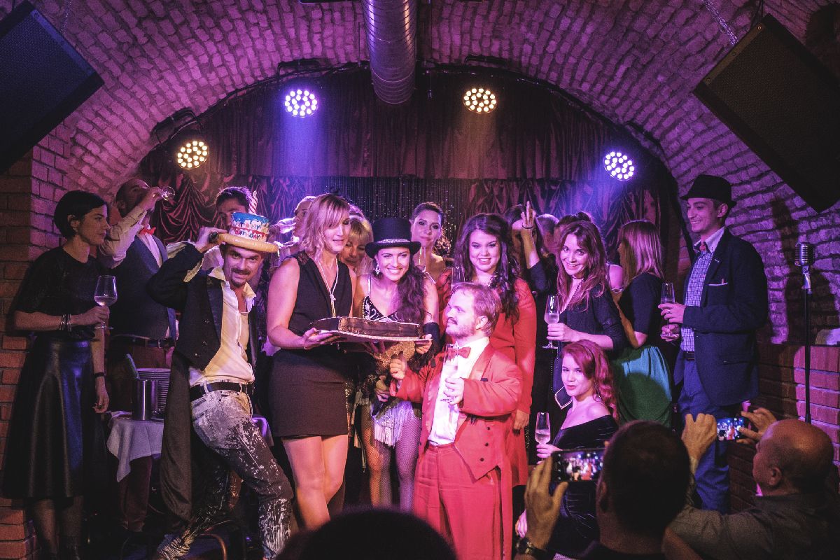Kabaret Lucie Siposovej (v strede v klobúku)...