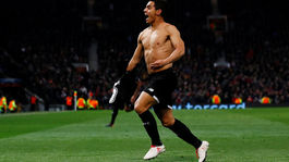 Drží sa inštinktu. Vytvoril magickú noc