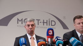 Poslanci Mosta podporia novú vládu, tvrdí Bugár. Simon sa hanbí za Maďarov vo vláde
