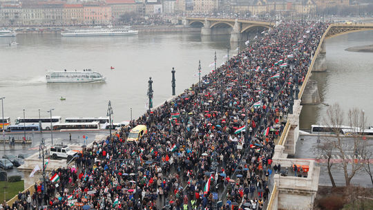 Pochodujúci po moste Margaret bridge v Budapešti.