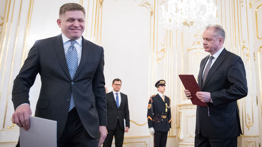 Sprava v popredí: Prezident SR Andrej Kiska a...