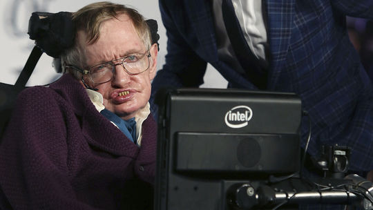 Pochovali svetoznámeho vedca Stephena Hawkinga. Zvon odbil 76-krát