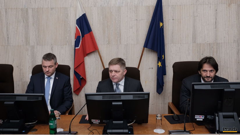 Rokovanie vlády, kde sa opäť objavil aj Robert...