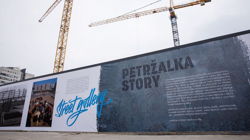 Pouličná galéria Petržalka Story na plote okolo...