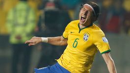 Ďalšia rana pre Brazíliu. Po Neymarovi si zlomil nohu aj Filipe Luís