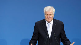 Seehofer zopakoval, že nehodlá v spore s Merkelovou ustúpiť