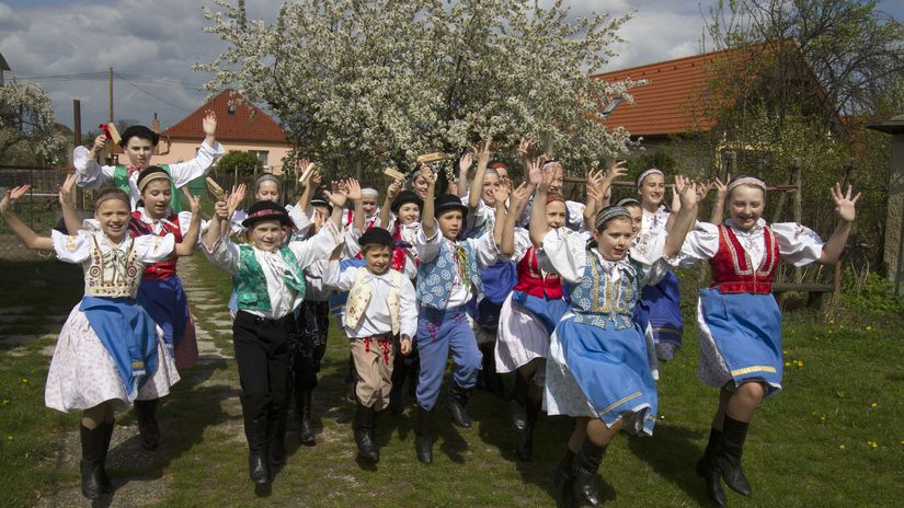 Letečko z Vajnor, jarné zvykoslovné pásmo.