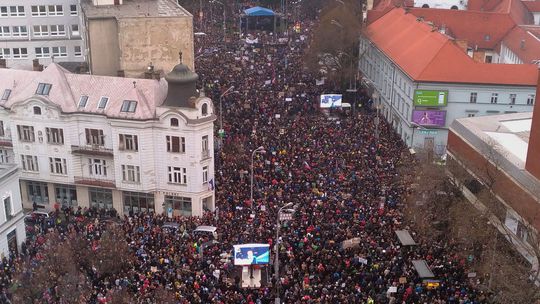 Na snímke celkový pohľad na dav ľudí počas...