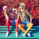 ženy, dvojica, pár, kamarátky, slnečné okuliare, tenisky, dvojičky, dvojčatá, slnko, opaľovanie, jeseň, kárované košele, farebné, pančuchy, turistky, drzé, drzá, roztopašné, priateľstvo, lavička, relax. cestovanie,