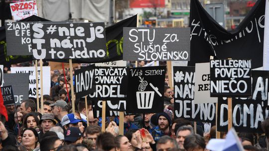 Výber najzaujímavejších fotiek zo včerajších protestov Za slušné Slovensko