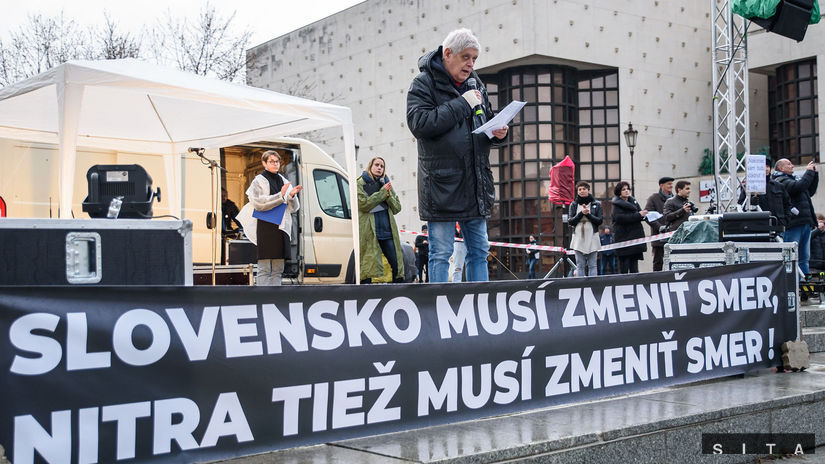 Novinár Eugen Korda v príhovore pred Divadlom...