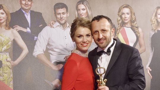 Ondrej Kandráč s manželkou po udeľovaní sošiek...