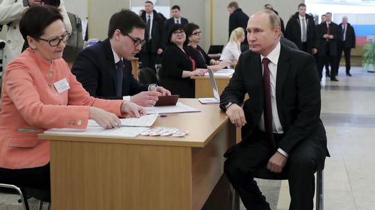 Vladimir Putin pred odovzdaním svojho hlasu.