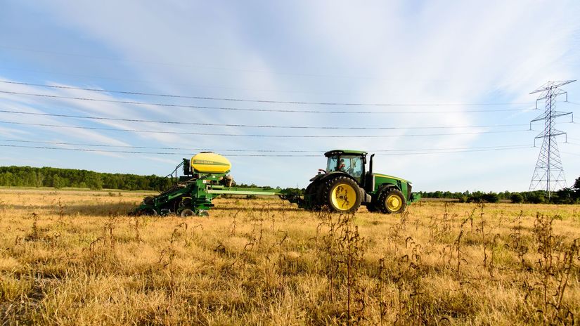 pole traktor polnohospodárstvo tráva obilie