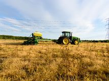 pole traktor polnohospodárstvo tráva obilie