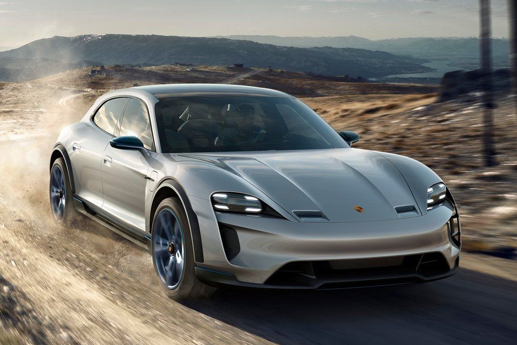 Cross Turismo nestratilo nič z DNA Porsche....