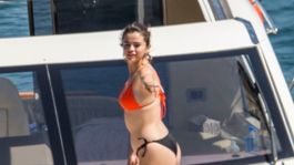 Selena Gomez si obliekla bikiny, na Biebera zabúda na luxusnej  jachte