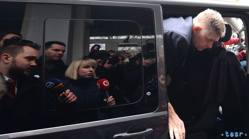 Na snímke vpravo predseda strany Smer Robert...