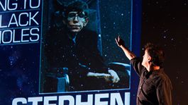 Hawking bral fyziku vážne, no ukázal, že je zábavná