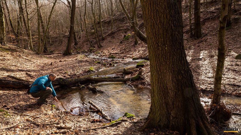 Hydrobiológ Tomáš Derka pri meandroch Vydrice.