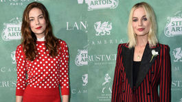 Bodky verzus prúžky v červenej! Duo hviezd, ktorým sa môžete inšpirovať!